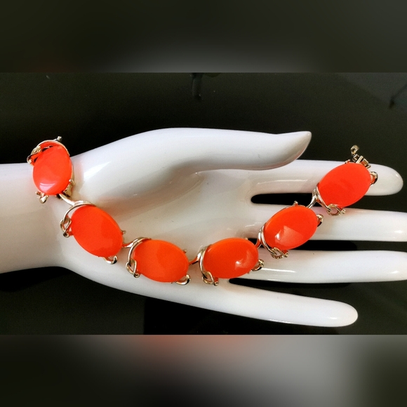 Vintage 1950s Red Thermoset/Lucite Bracelet and Earrings Set -Demi Parure - Picture 2 of 9
